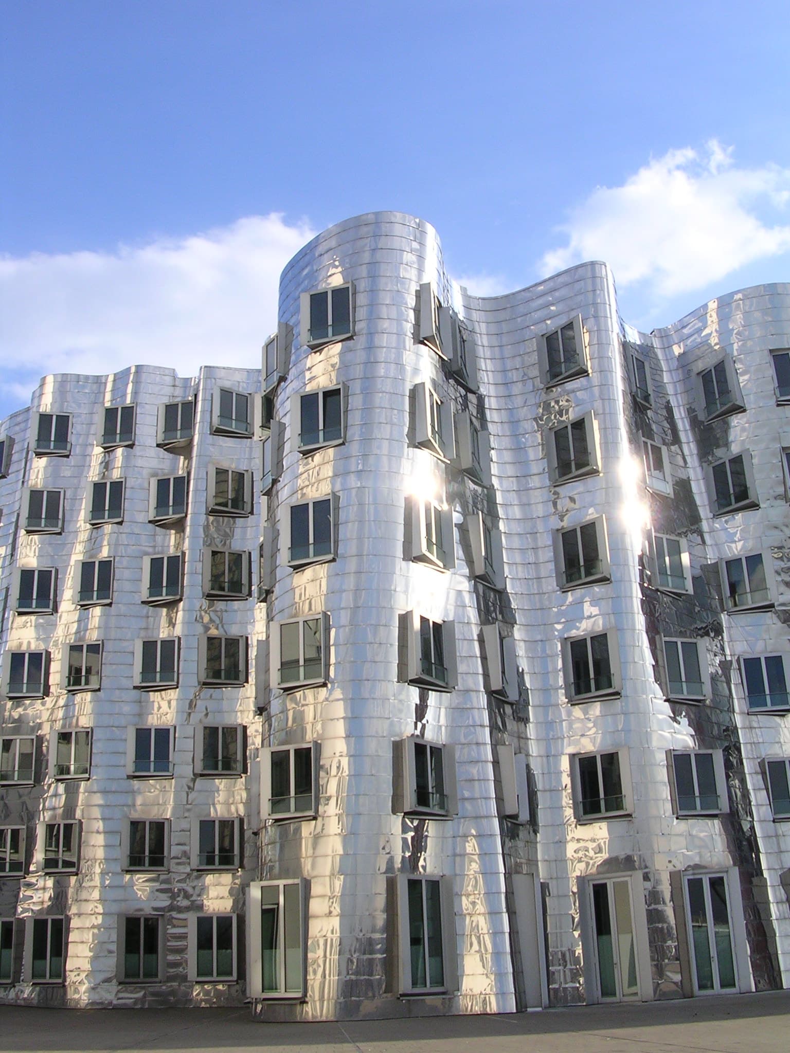 Der Medienhafen in Düsseldorf mit den Gehry-Bauten